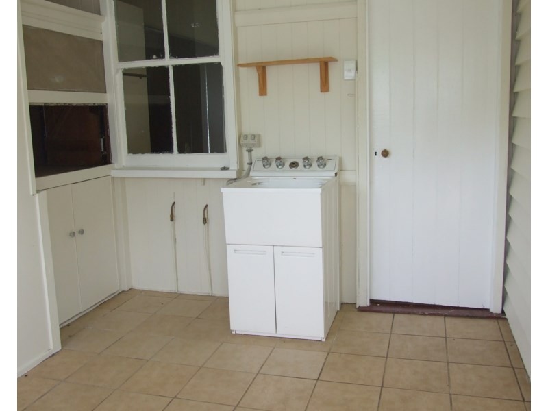 16 Esk Street, Crows Nest QLD 4355