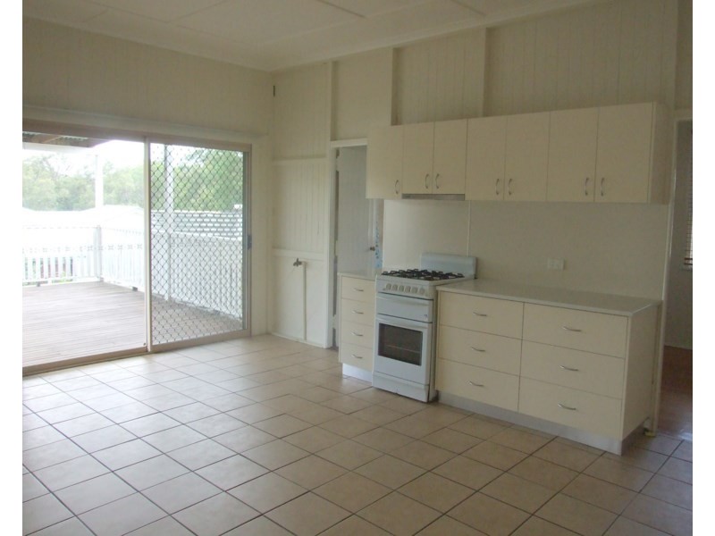 16 Esk Street, Crows Nest QLD 4355