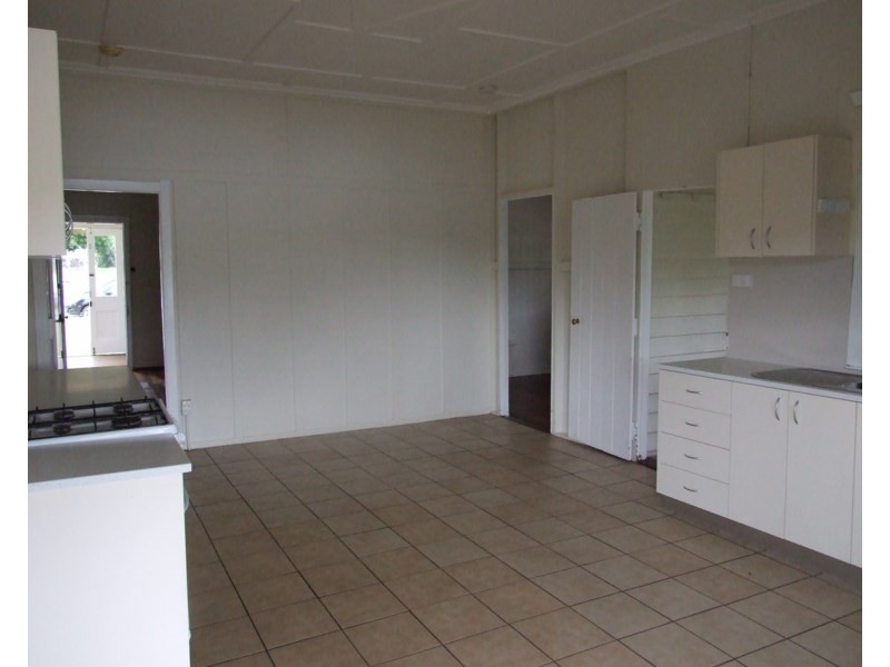 16 Esk Street, Crows Nest QLD 4355