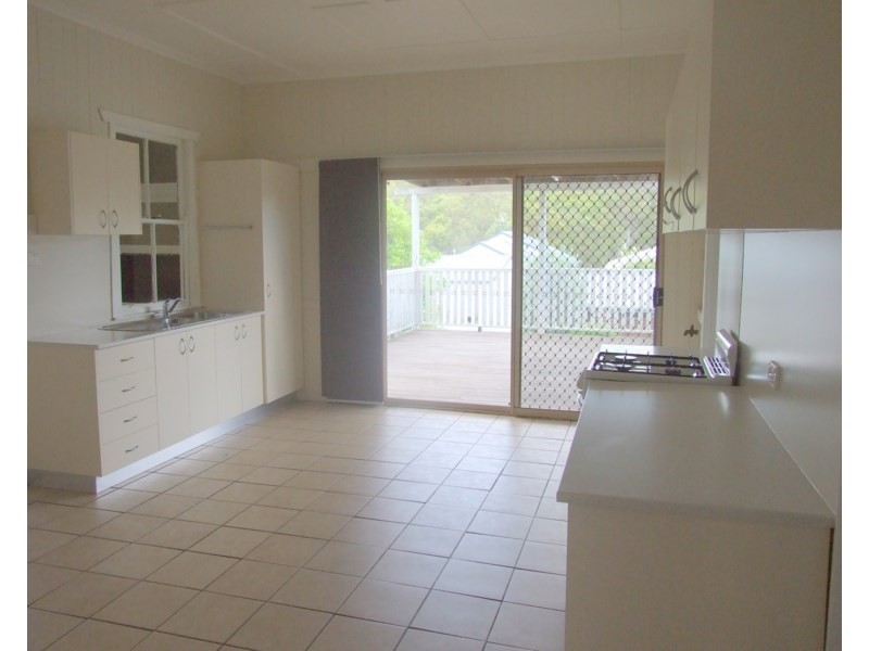 16 Esk Street, Crows Nest QLD 4355