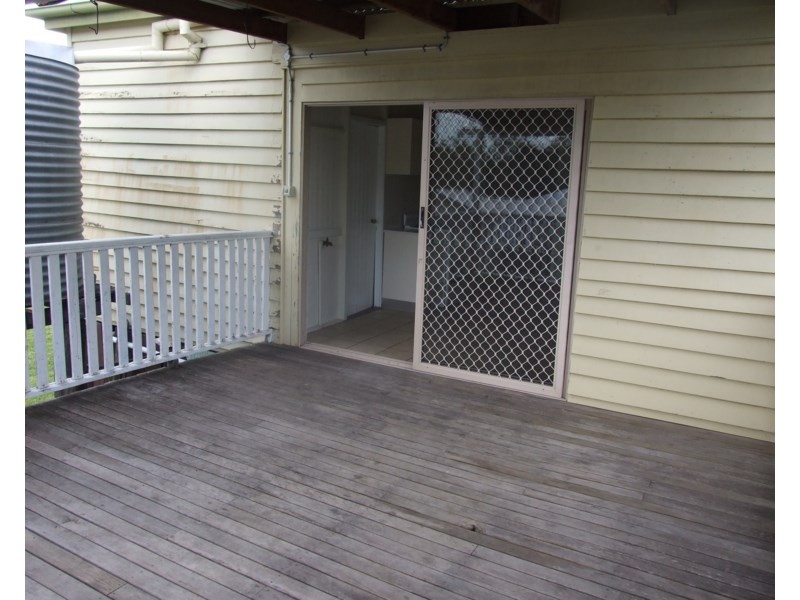 16 Esk Street, Crows Nest QLD 4355