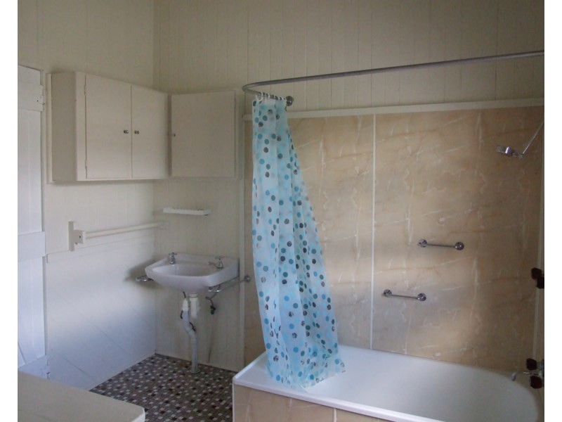 16 Esk Street, Crows Nest QLD 4355