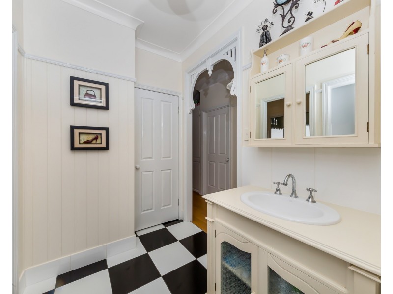 16 Samuel Avenue, Crows Nest QLD 4355