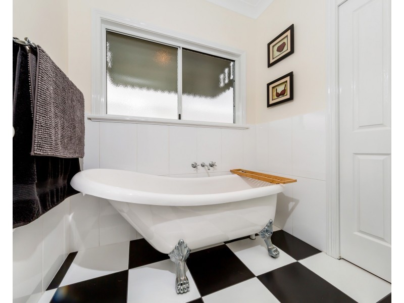 16 Samuel Avenue, Crows Nest QLD 4355