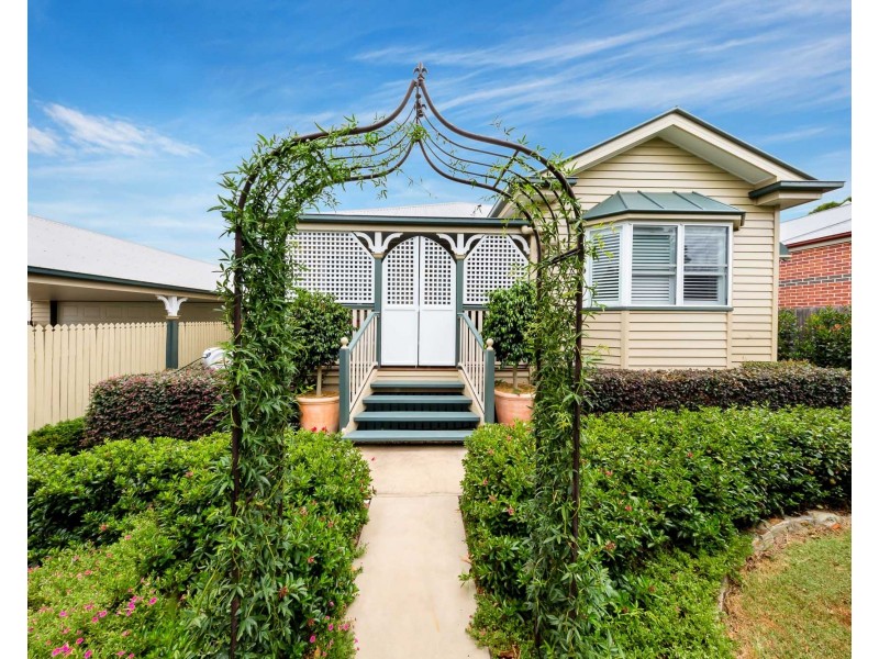 16 Samuel Avenue, Crows Nest QLD 4355