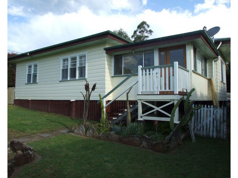 17 Albert Street, Crows Nest QLD 4355