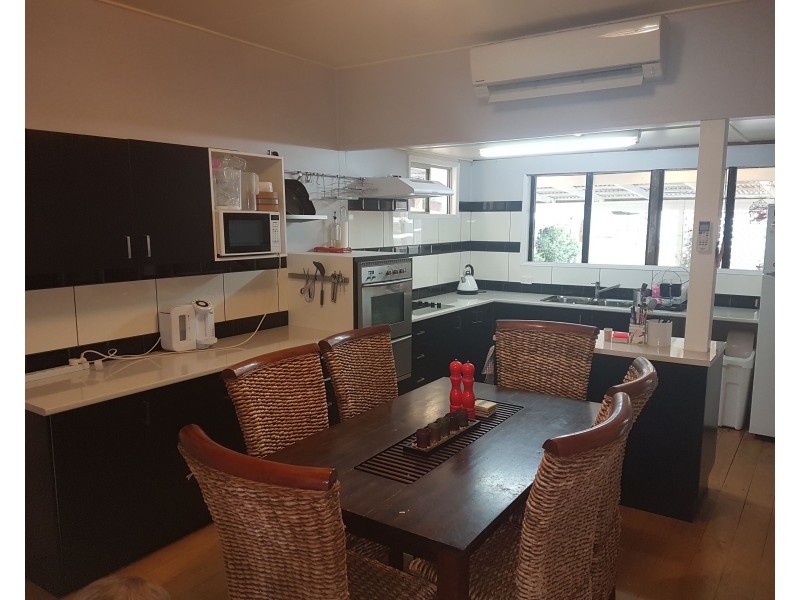 17 Albert Street, Crows Nest QLD 4355