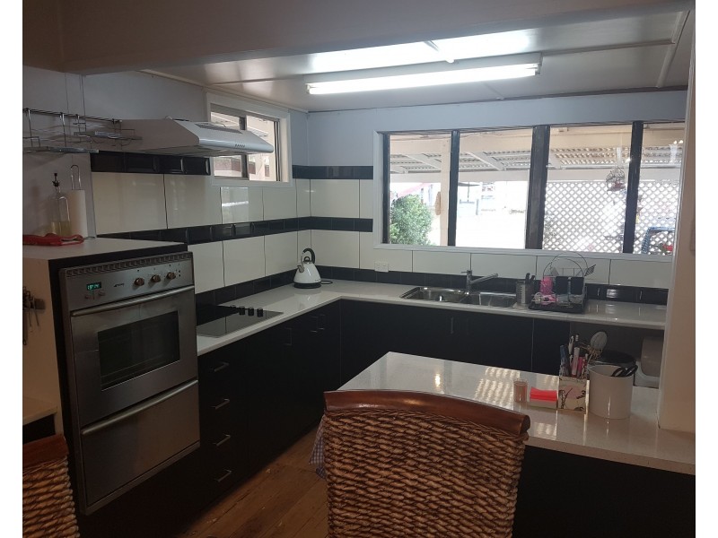 17 Albert Street, Crows Nest QLD 4355