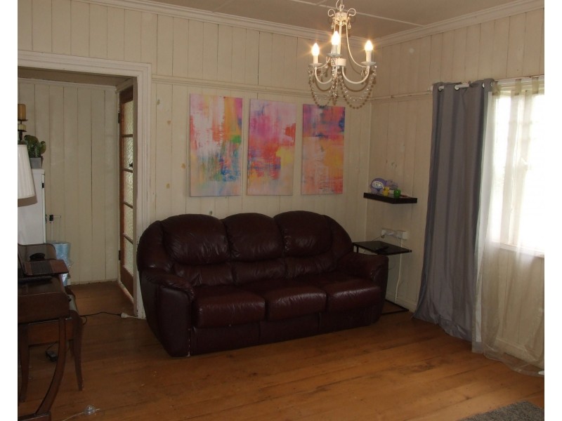 17 Albert Street, Crows Nest QLD 4355