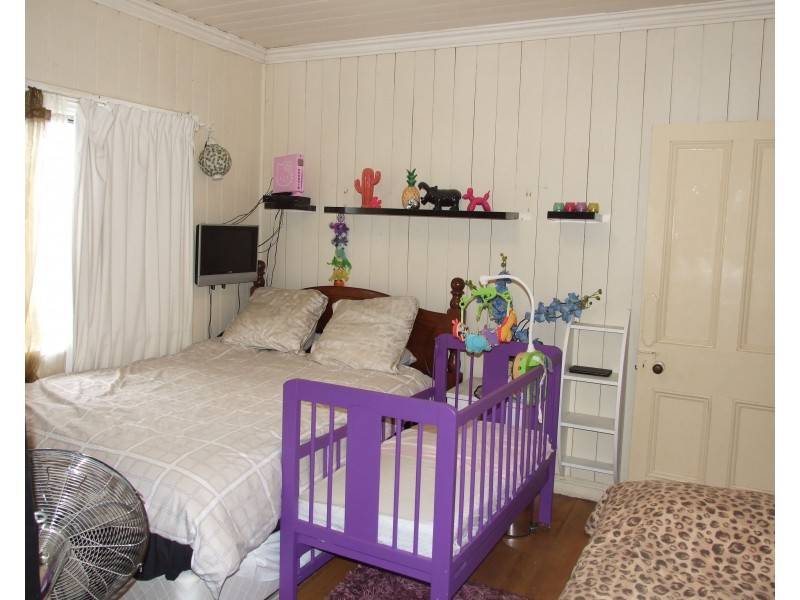 17 Albert Street, Crows Nest QLD 4355