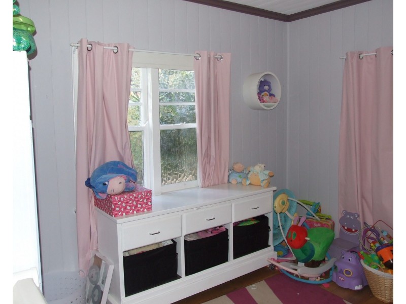 17 Albert Street, Crows Nest QLD 4355