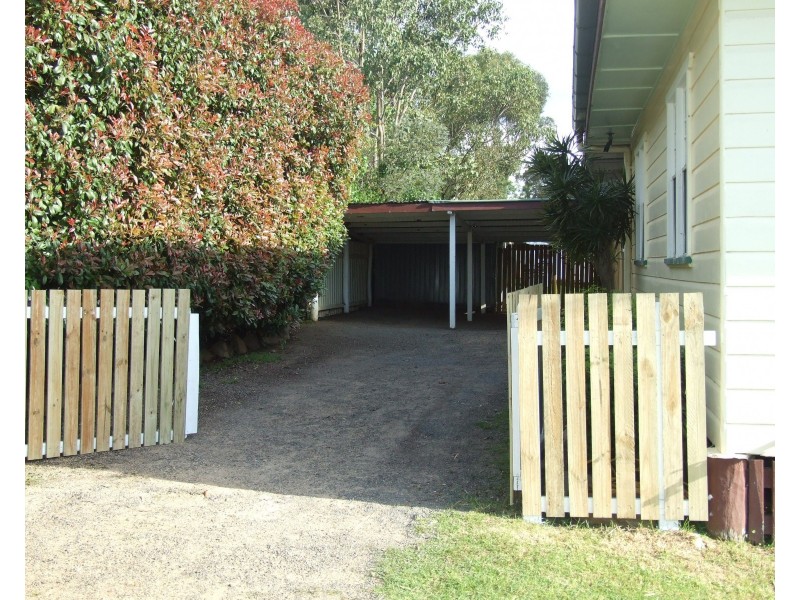 17 Albert Street, Crows Nest QLD 4355