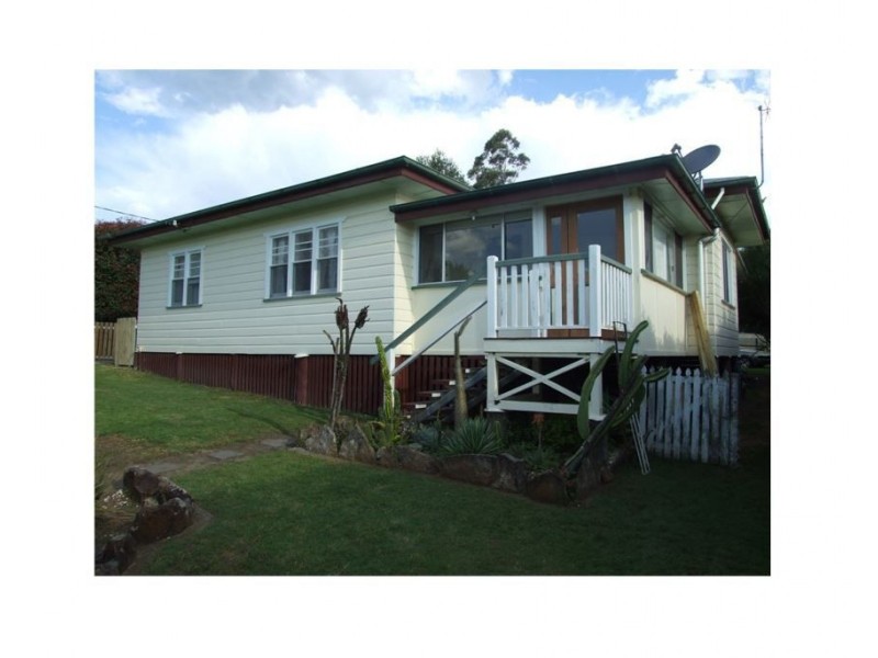 17 Albert Street, Crows Nest QLD 4355