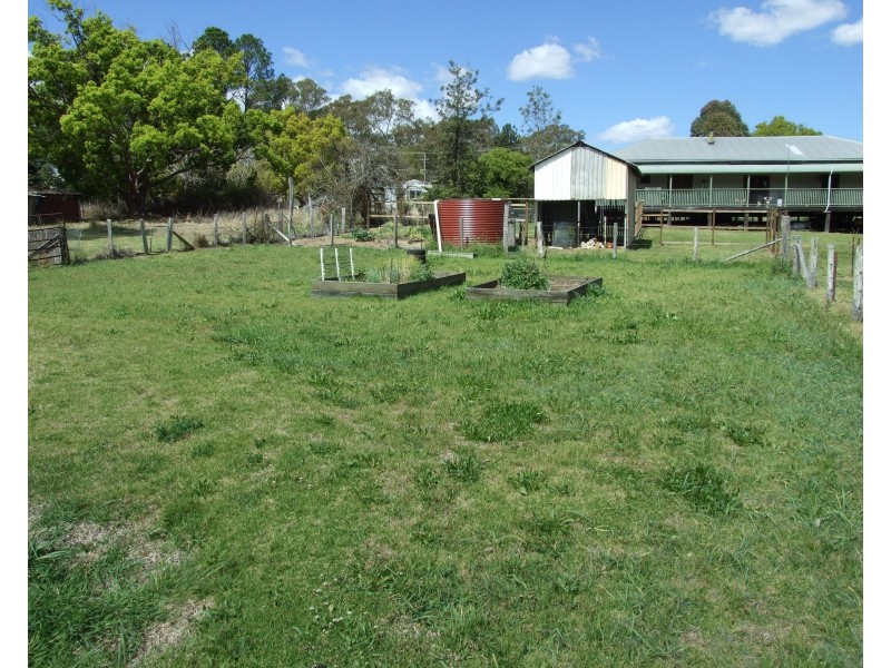 7 Eames Street, Crows Nest QLD 4355