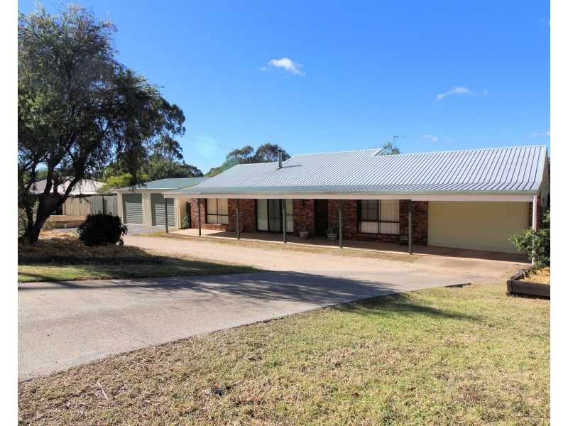 25 Railway Terrace, Crows Nest QLD 4355