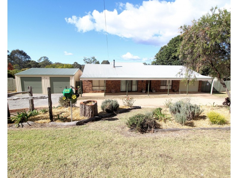 25 Railway Terrace, Crows Nest QLD 4355