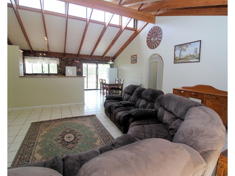 25 Railway Terrace, Crows Nest QLD 4355