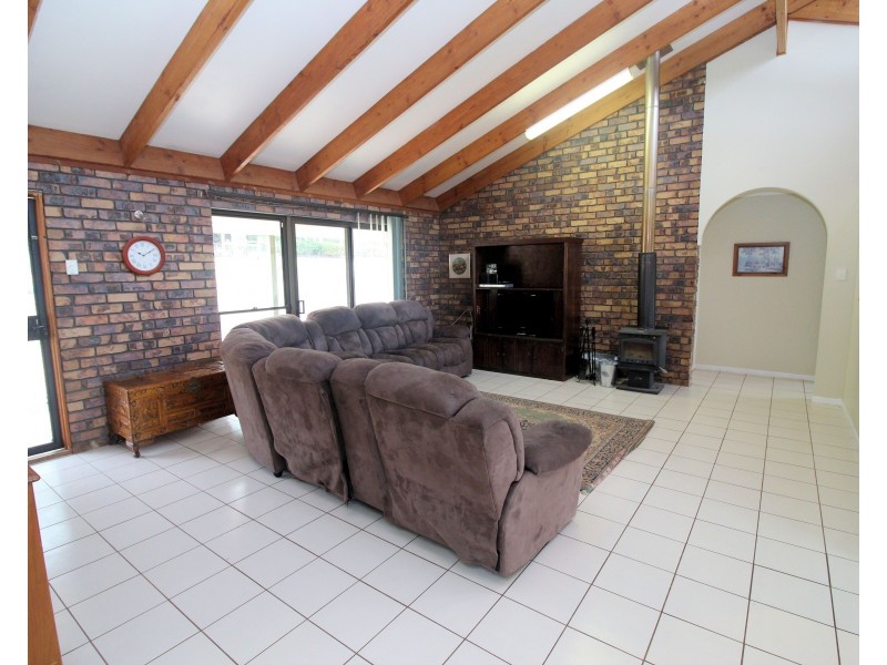 25 Railway Terrace, Crows Nest QLD 4355