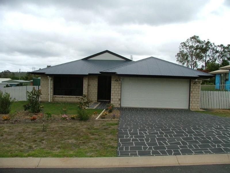 8 Samuel Avenue, Crows Nest QLD 4355