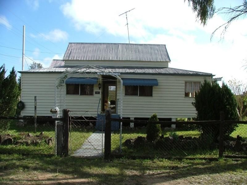 18 John Street, Crows Nest QLD 4355