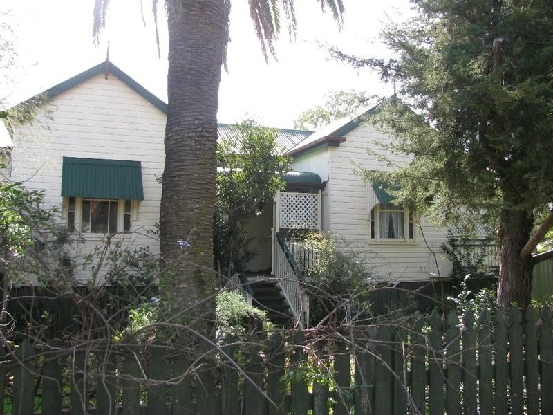 8 New England Highway, Crows Nest QLD 4355