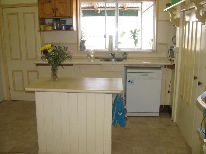 8 New England Highway, Crows Nest QLD 4355