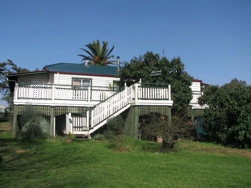 8 New England Highway, Crows Nest QLD 4355