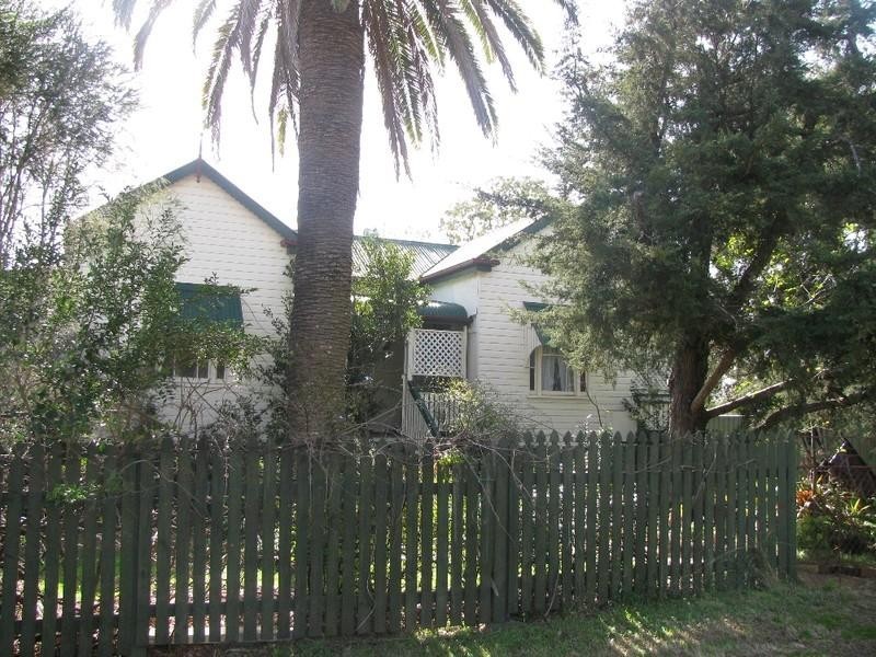 8 New England Highway, Crows Nest QLD 4355