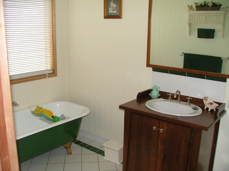 7313 New England Highway, Crows Nest QLD 4355