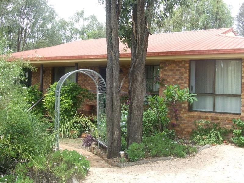 4 Edward Street, Goombungee QLD 4354