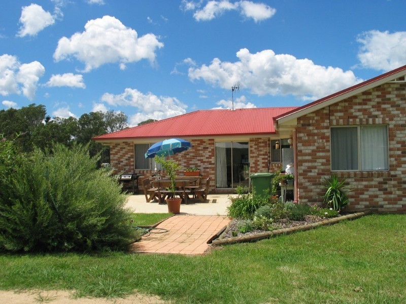 8 Devoncourt Road, Crows Nest QLD 4355