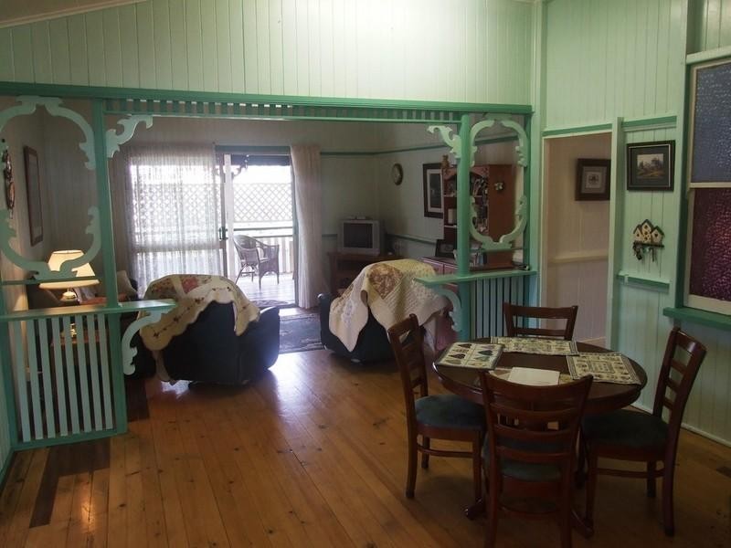 8 New England Highway, Crows Nest QLD 4355