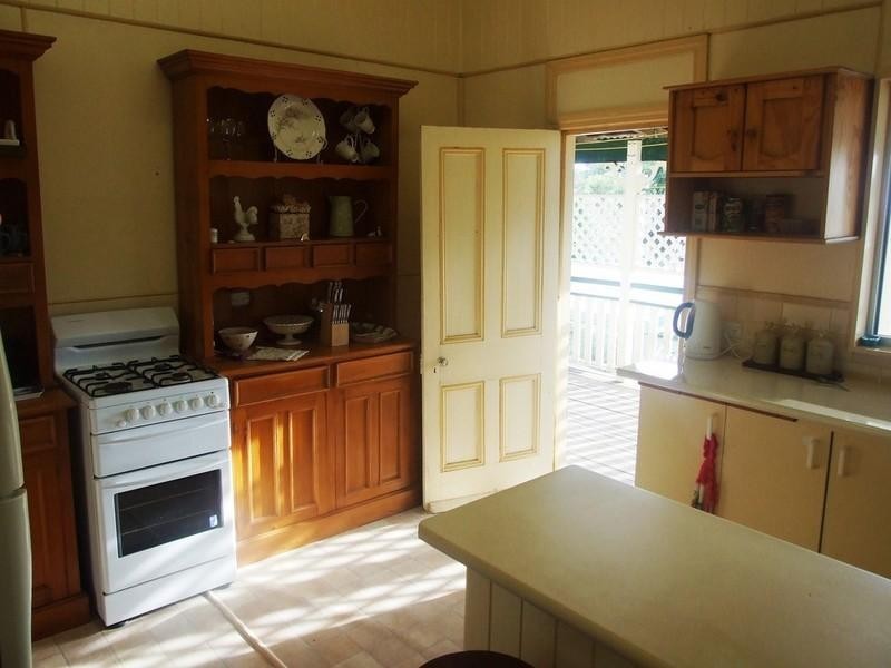 8 New England Highway, Crows Nest QLD 4355