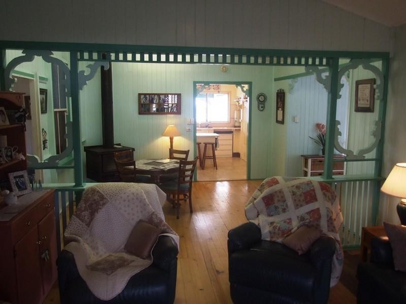 8 New England Highway, Crows Nest QLD 4355