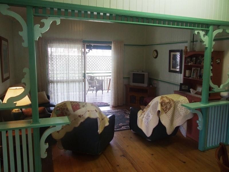 8 New England Highway, Crows Nest QLD 4355