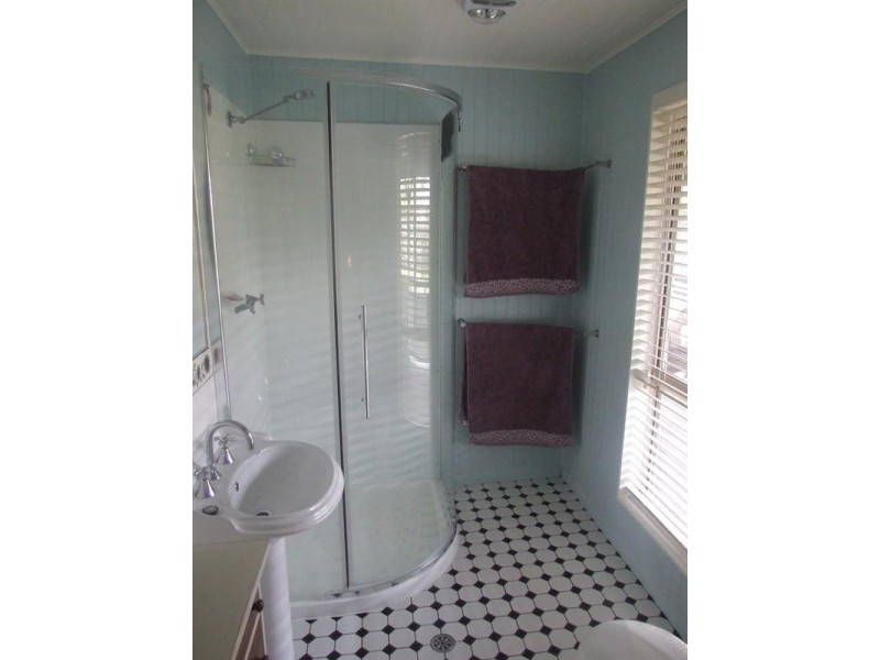 8 New England Highway, Crows Nest QLD 4355