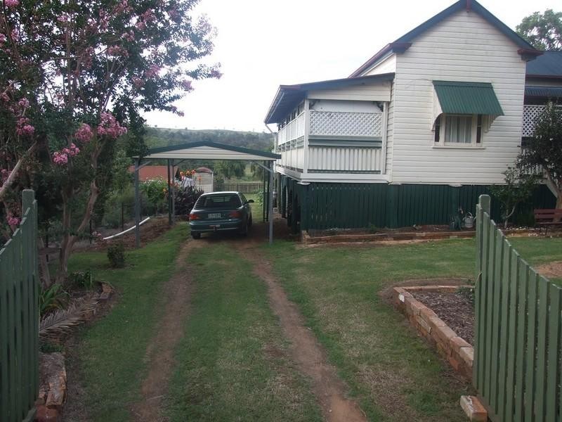 8 New England Highway, Crows Nest QLD 4355