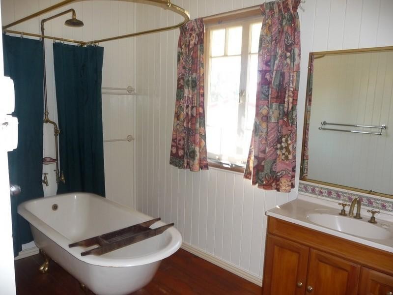 7217 New England Highway, Crows Nest QLD 4355