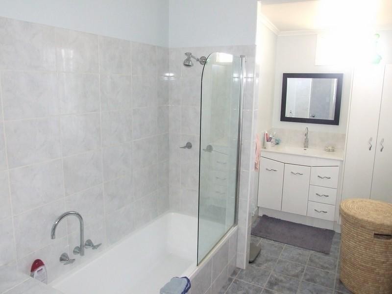 3 New England Highway, Crows Nest QLD 4355