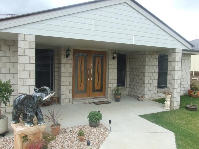 16 Vicky Avenue, Crows Nest QLD 4355