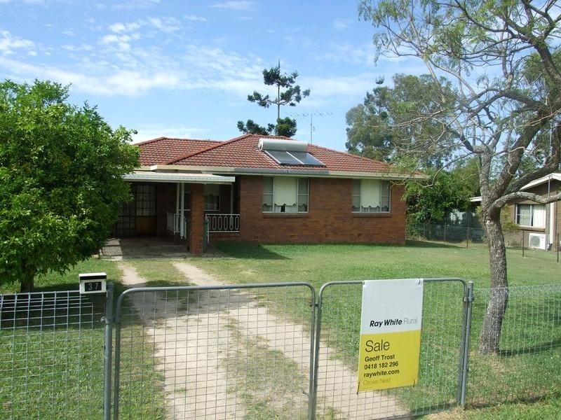 37 South Street, Crows Nest QLD 4355