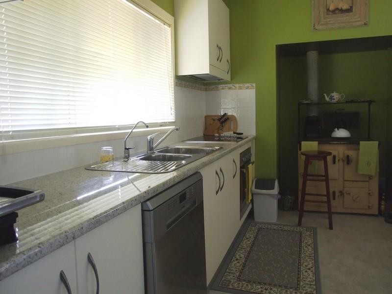 18 John Street, Crows Nest QLD 4355