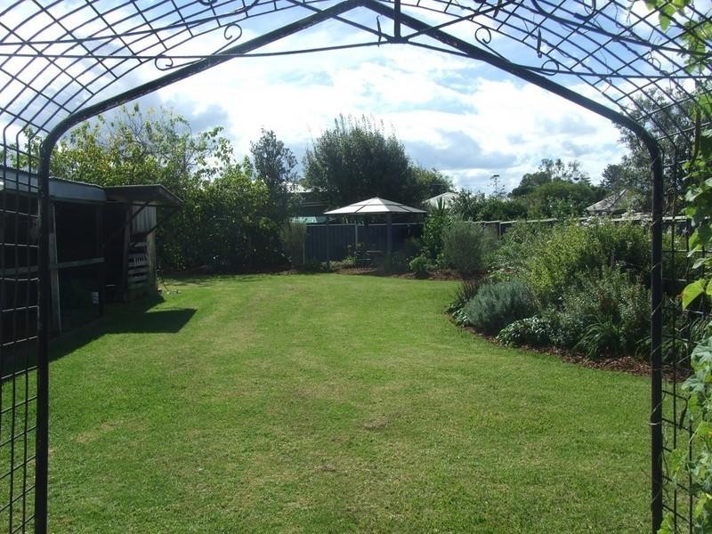 18 John Street, Crows Nest QLD 4355