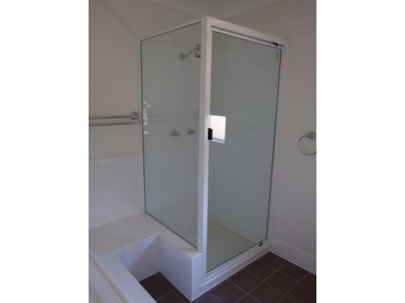 2 New England Highway, Crows Nest QLD 4355