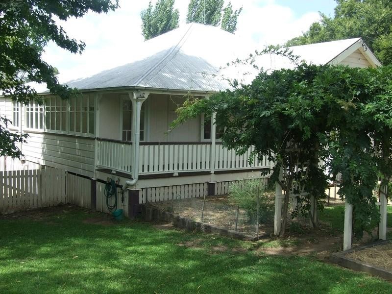 7 Creek Street, Crows Nest QLD 4355