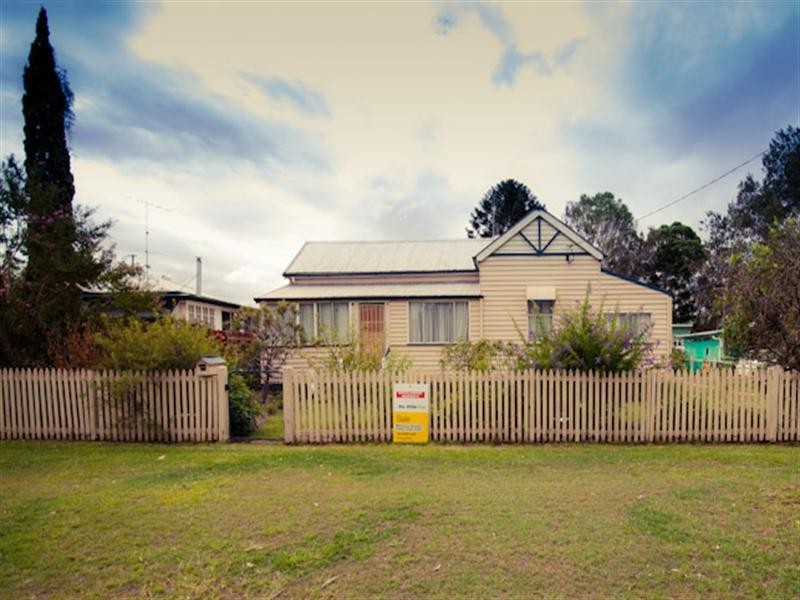 14 John Street, Crows Nest QLD 4355