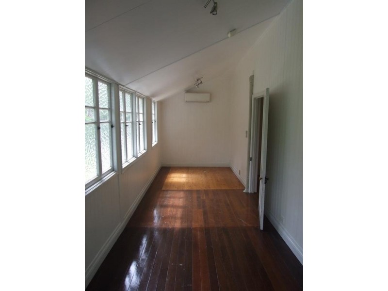 7 Creek Street, Crows Nest QLD 4355