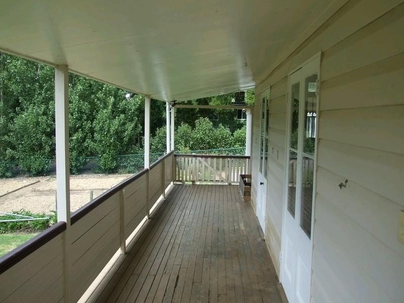 7 Creek Street, Crows Nest QLD 4355