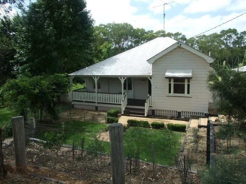 7 Creek Street, Crows Nest QLD 4355