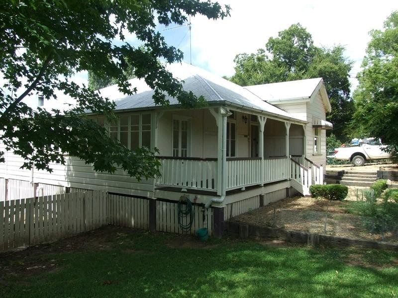 7 Creek Street, Crows Nest QLD 4355